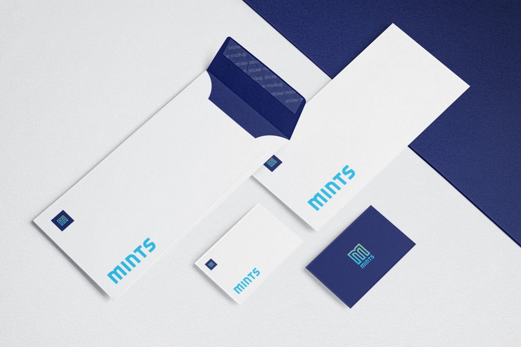 Minimalistički brend identitet za „Mints“ – beli i tamnoplavi poslovni materijali (koverta, vizit karta i folder) sa modernim tipografskim logotipom u tirkiznoj boji, prikazani na neutralnoj podlozi.